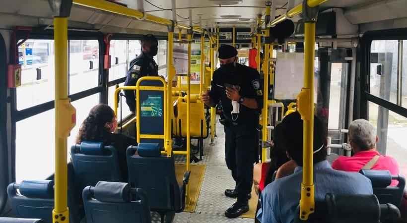 Coronavírus: Guarda Municipal de BH orienta passageiros sobre uso da máscara - Foto: Edésio Ferreira EM/D.A Press