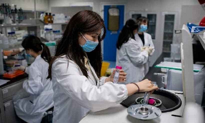 Vacina norte-americana segue para segunda fase de testes contra COVID-19 - NICOLAS ASFOURI/AFP