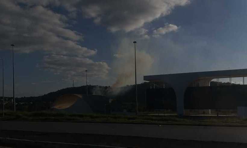 Incêndio no Parque Estadual Serra Verde ameaça área urbana - Corpo de Bombeiros/Divulgação