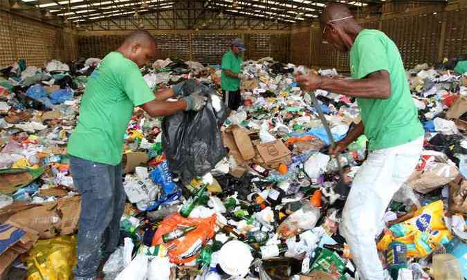 Queda de preços de recicláveis dificulta vida de catadores - Jair Amaral/EM/D.A.Press