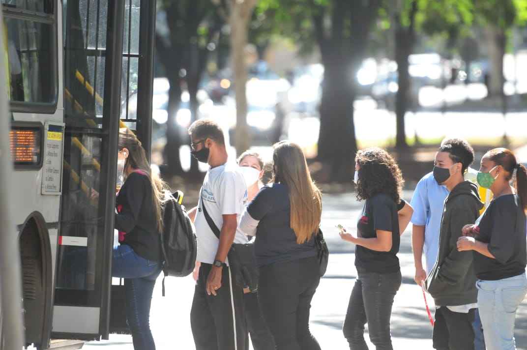 COVID-19: usuários respeitam exigência de máscara no transporte público - Gladyston Rodrigues/EM/D.A.Press