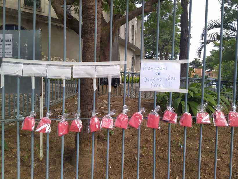 Paróquia de BH pendura máscaras na porta e as distribui gratuitamente - Divulgação/ Arquidiocese de BH