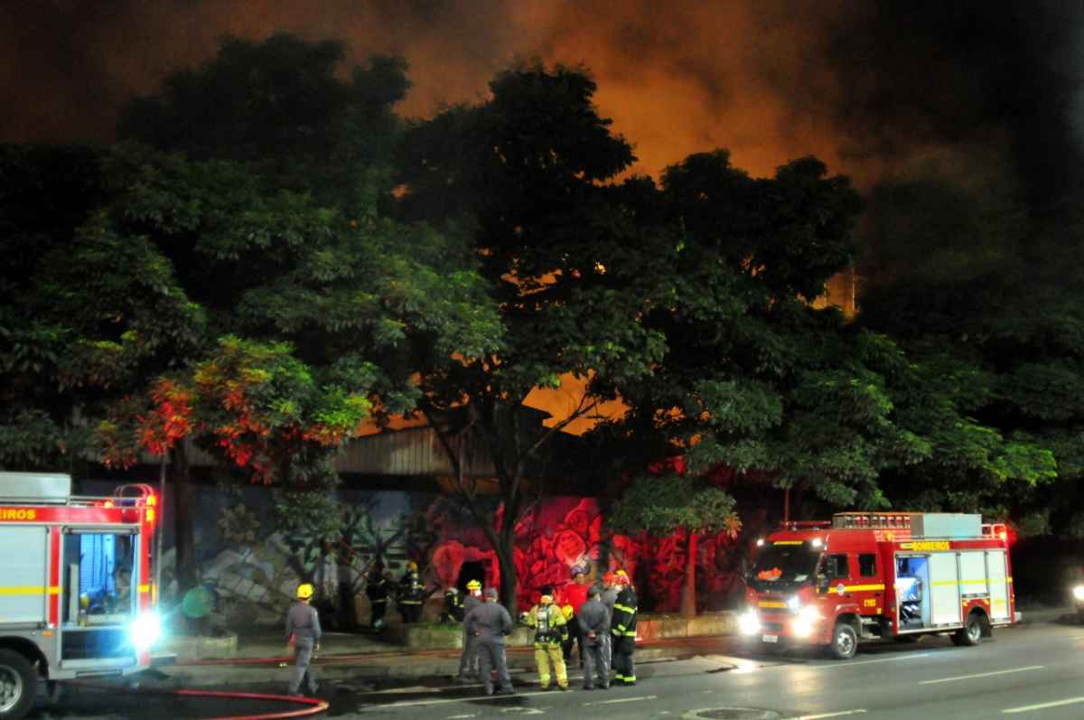 Incêndio destrói galpão da Asmare, em Belo Horizonte - Túlio Santos/EM/D. A Press