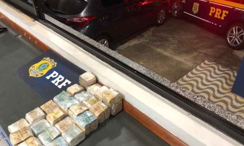 PRF apreende R$240 mil em veículo furtado - PRF/Divulgação