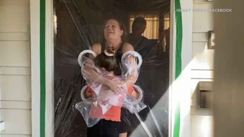 Coronavírus: menina de 11 anos cria cortina para abraçar os avós - Reprodução/Instagram