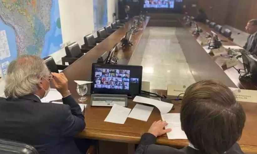 Bolsonaro interrompe reunião virtual por causa de participante pelado - Reprodução/Instagram