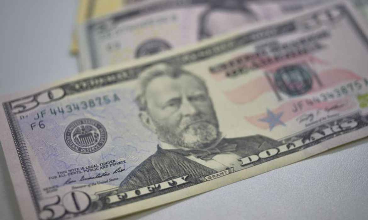 Cotação do dólar vira e cai para R$ 5,82, depois de encostar em R$ 6 - Marcello Casal Jr/Agência Brasil