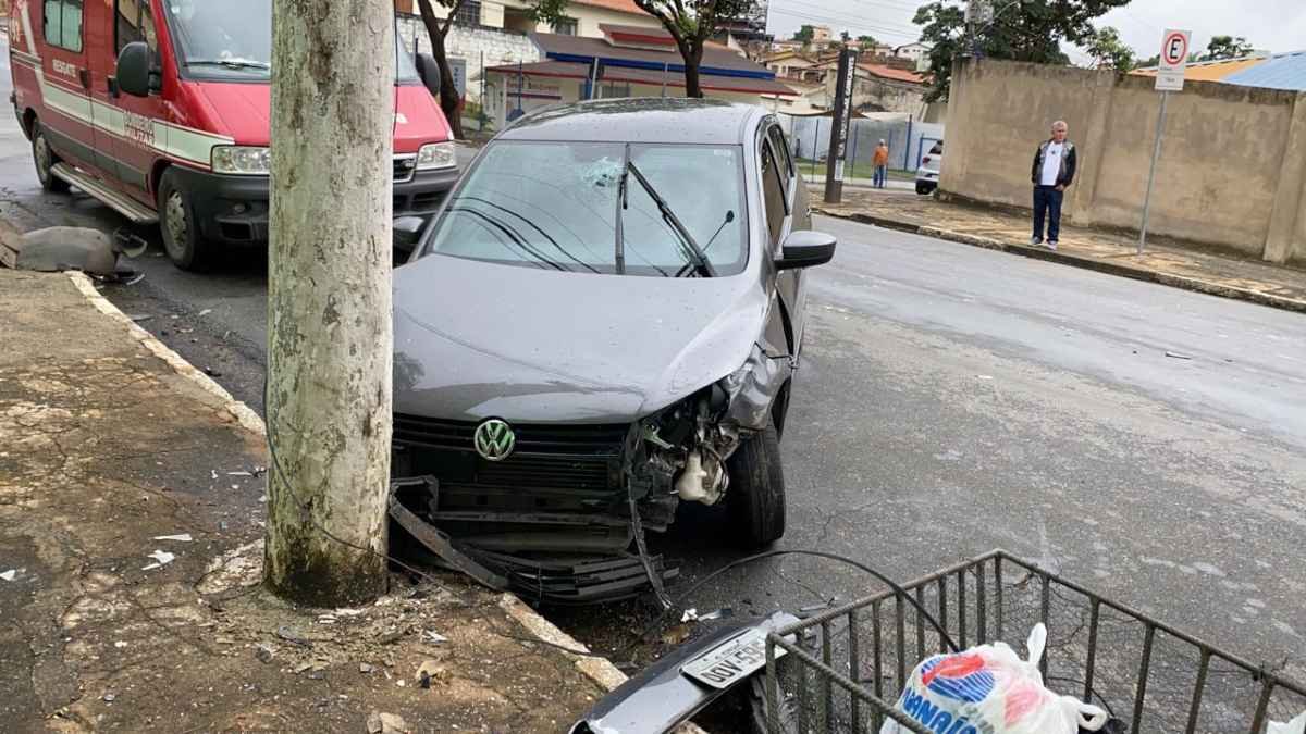 Mulher passa mal e bate carro em poste na Grande BH - Divulgação/Corpo de Bombeiros