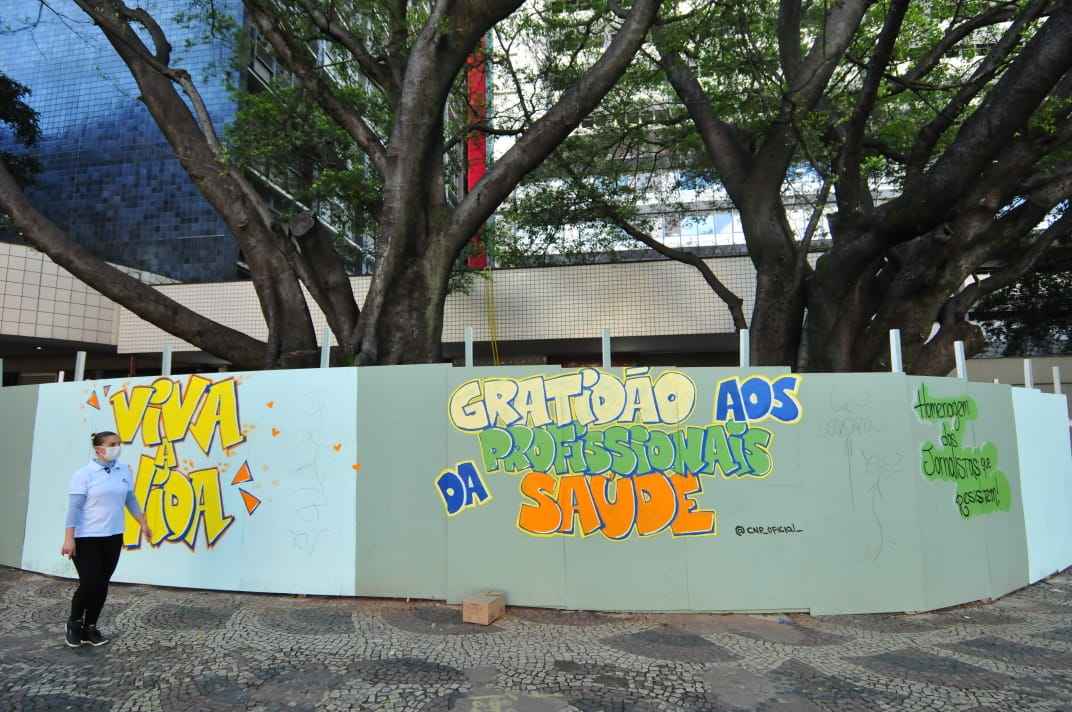 Tapumes na Avenida Alfredo Balena ganham grafite em homenagem a profissionais da Saúde - Gladyston Rodrigues/EM/D.A Press