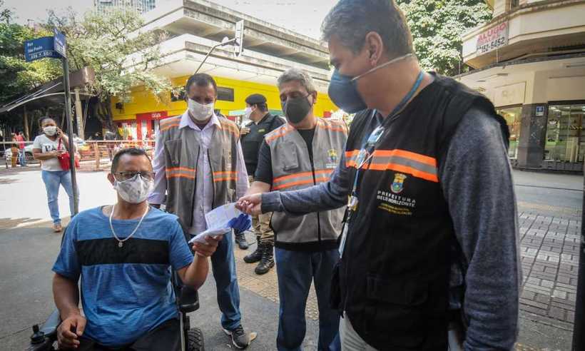 COVID-19: Ambulantes recebem máscaras distribuídas em BH pela prefeitura - Leandro Couri/EM/DA Press