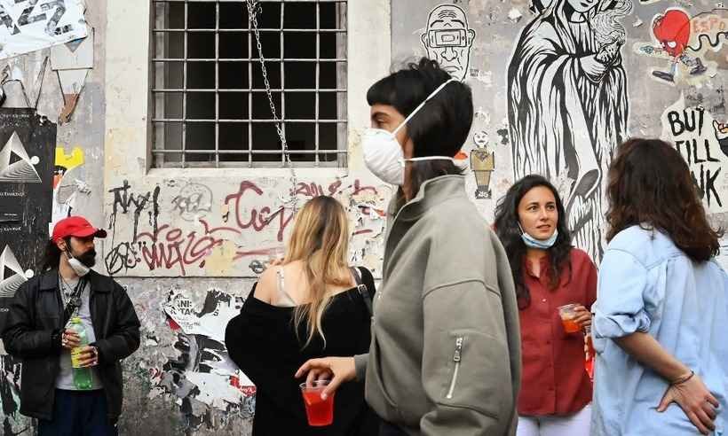 Happy hour já provoca aglomerações na Itália no pós-quarentena - Alberto PIZZOLI / AFP