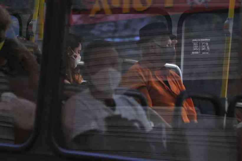 Ônibus de BH vão fornecer máscaras e álcool a passageiros - Alexandre Guzanshe/EM/D.A Press