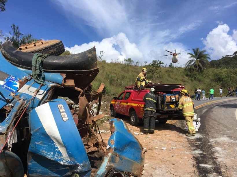 Marido se salva, mas mulher morre em capotamento de caminhão - CBMMG