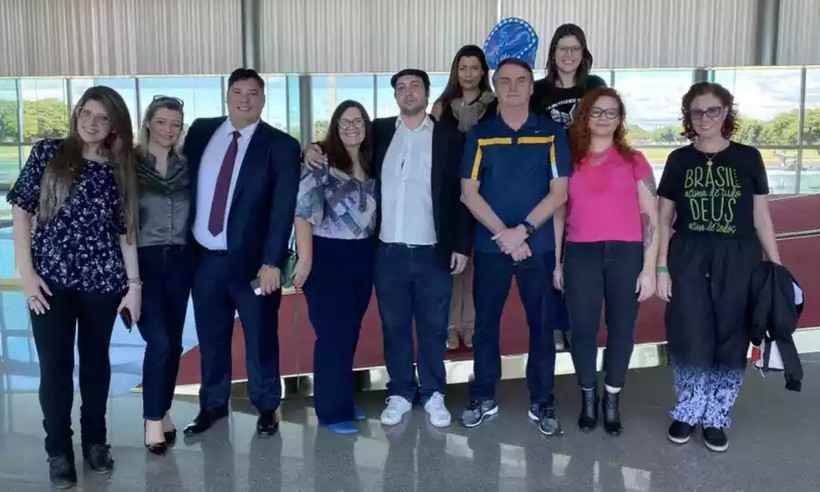 Bolsonaro recebe youtubers 'de direita' no Alvorada após divulgação de vídeo - Twitter/Reprodução