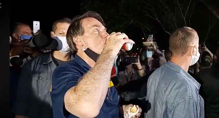 Bolsonaro fala com apoiadores, mas também escuta vaias, panelaço e xingamentos - Reprodução Facebook