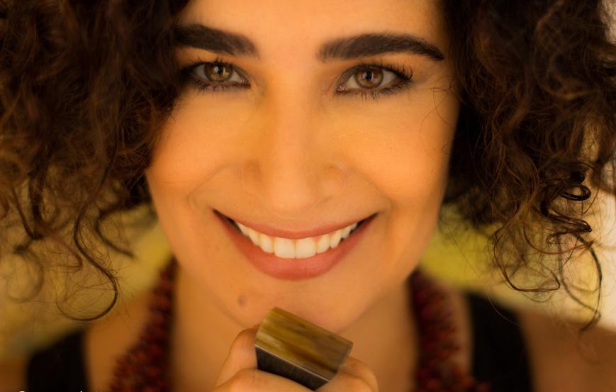 Mineira Paula Santoro trabalha como professora de canto e fonoaudióloga em lives - Sônia Mibielli/Divulgação