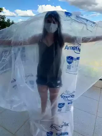 Saco plástico vira solução para abraço entre mãe e filha durante isolamento - Arquivo Pessoal