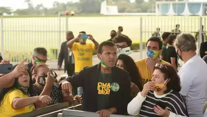Apoiadores de Bolsonaro hostilizam jornalistas em frente ao Alvorada - Ed Alves/CB/D.A Press
