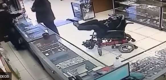 Cadeirante mudo segura arma com os pés, escreve bilhete e tenta assalto em Canela-RS - Reprodução/Jornal de Gramado