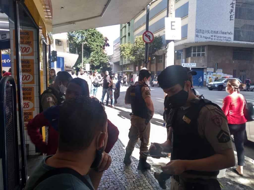 Prefeitura apreende mercadoria de ambulantes no Centro de BH - Reprodução/Redes Sociais