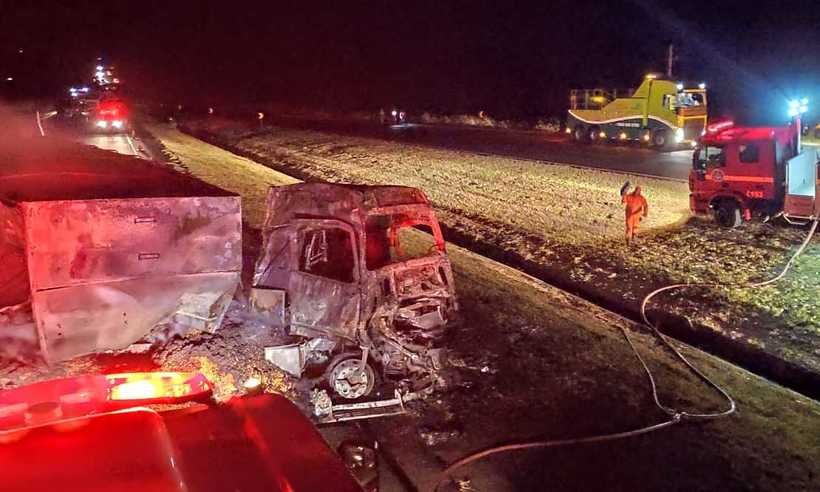 Carreta capota, pega fogo e fecha pista na BR-050, no Triângulo Mineiro  - Corpo de Bombeiros/ Divulgação