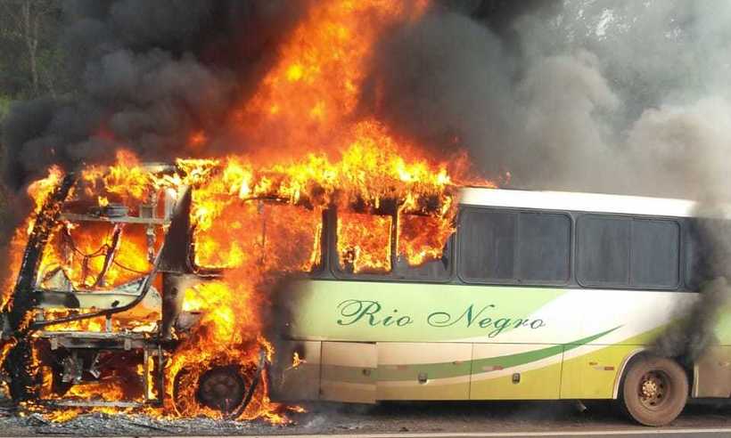 Ônibus pega fogo na BR-040 em Conselheiro Lafaiete - Corpo de Bombeiros/Divulgação