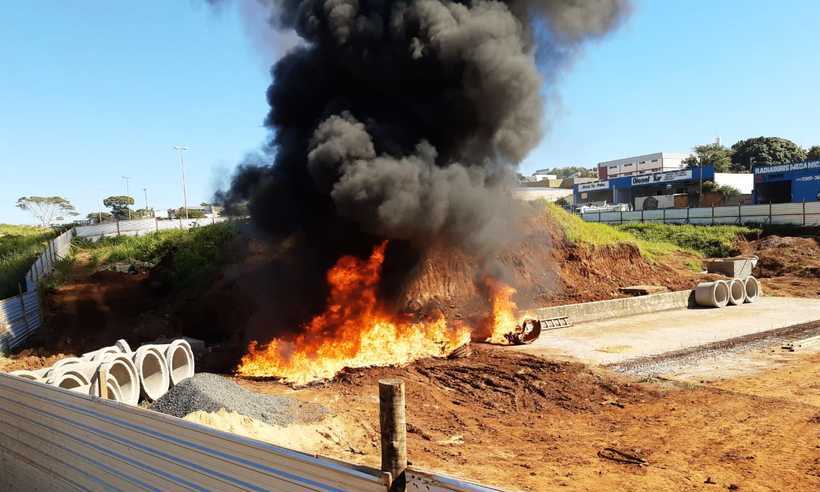  Corpo de Bombeiros controla incêndio em canteiro de obras em Uberaba - (Foto: Reprodução Whatsapp)