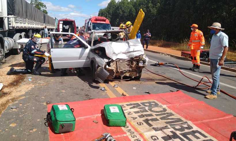 Batida entre carreta e carro deixa dois feridos no Norte de Minas - Divulgação/Corpo de Bombeiros