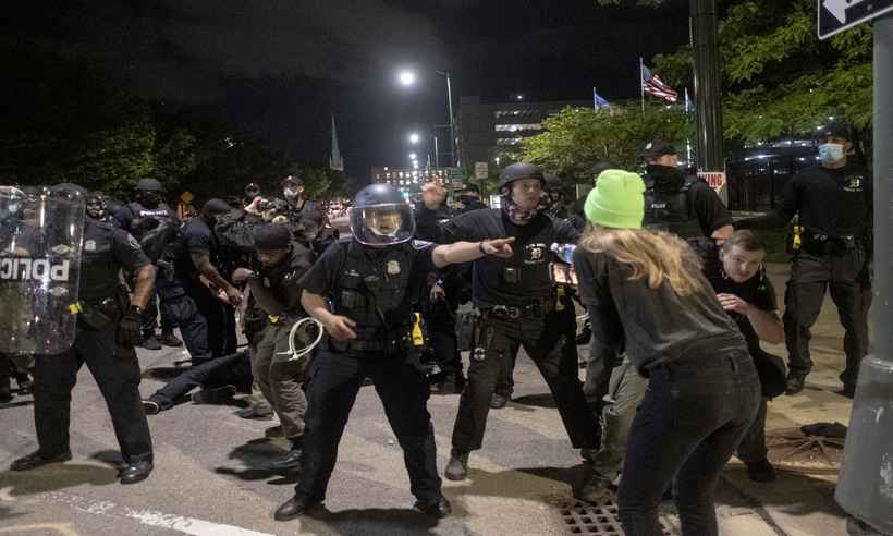 Protestos contra a violência policial e o racismo aumentam nos EUA - Matthew HatcherAFP