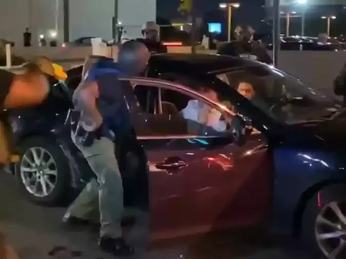 Policiais que agrediram casal dentro de carro em Atlanta são demitidos - YouTube/Reprodução