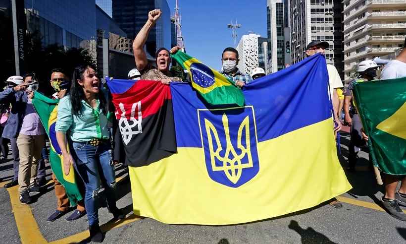 Entenda por que bandeira em protesto pró-Bolsonaro é associada a neonazismo - ALICE VERGUEIRO/ESTADÃO CONTEÚDO