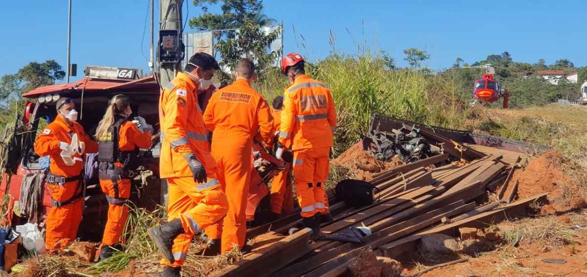 Carreta bate em poste e motorista fica ferido, na Região Central  - Corpo de Bombeiros/ divulgação