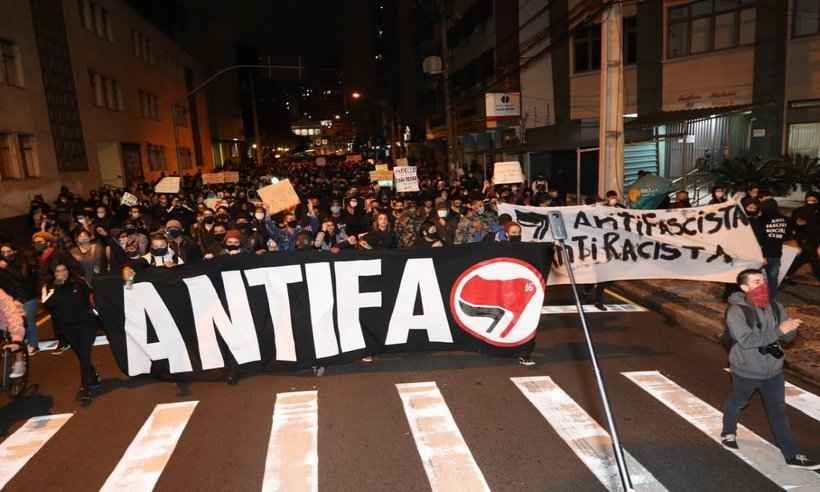 Manifestantes queimam bandeira do Brasil e vandalizam Curitiba - Lucas Rohan/Reprodução do Twitter