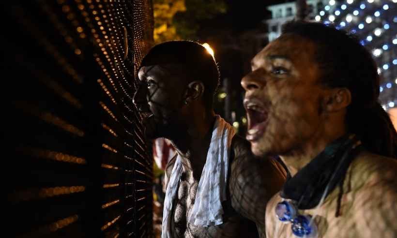 Trump constrói 'muro' ao redor da Casa Branca contra protestos pela morte de Floyd - Olivier DOULIERY / AFP