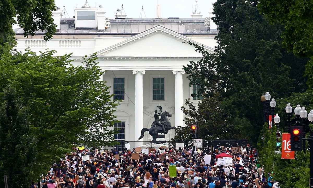 Prefeita de Washington renomeia rua em frente à Casa Branca com lema de protestos - TASOS KATOPODIS / GETTY IMAGES NORTH AMERICA / Getty Images via AFP

