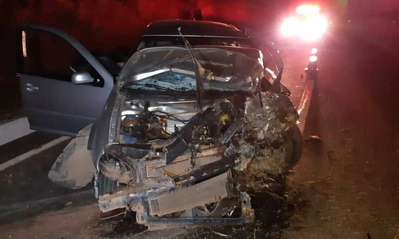 Homem perde o controle da direção e enfia carro em poste em Minas - Divulgação/PRF