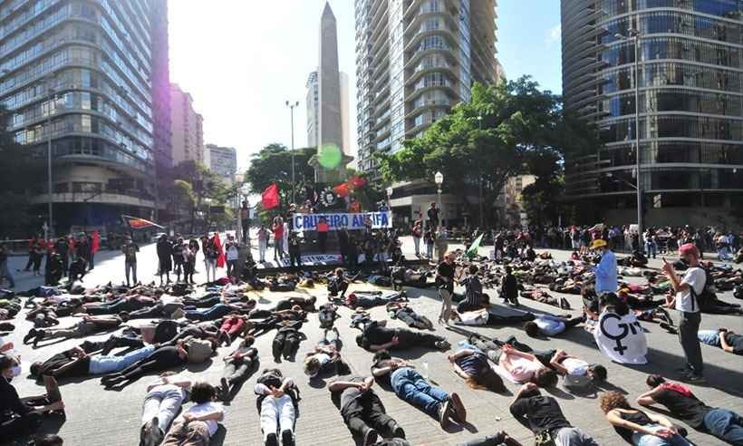 'Recua, racista, recua', gritam manifestantes em ato na Praça Sete - Gladyston Rodrigues/EM/D.APress