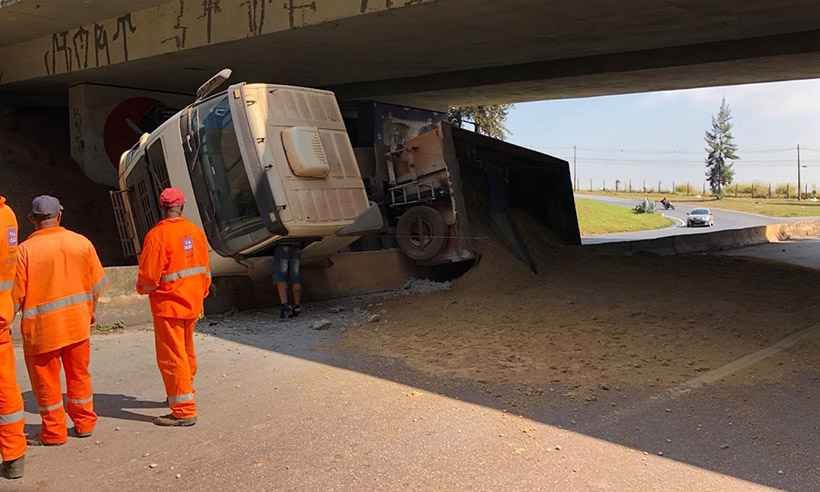 Caminhão de areia tomba no Anel Rodoviário, em Belo Horizonte - Polícia Militar Rodoviária/Divulgação