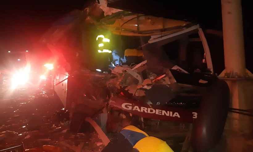 Acidente entre ônibus e carreta deixa dois mortos na BR-381 - Corpo de Bombeiros/Divulgação