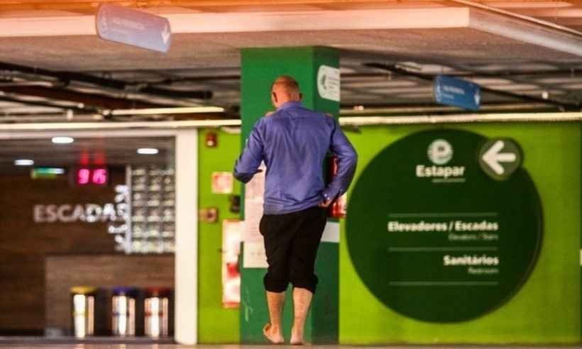 Turista alemão vaga no Aeroporto Internacional do Recife há três meses - Bruna Costa/DP 