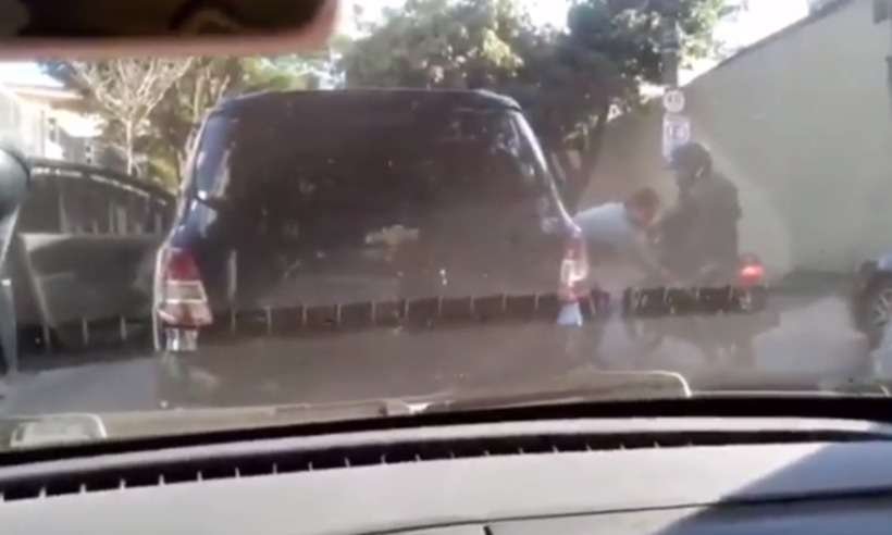 Homem atira contra moto e agride motociclista durante briga de trânsito em BH - Reprodução/Redes Sociais