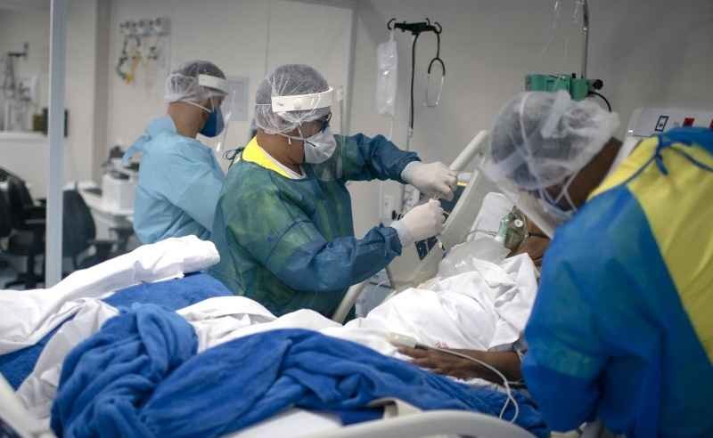 Covid-19: Mais de 80 mil profissionais da saúde testam positivo, com 169 mortos - Mauro Pimentel / AFP