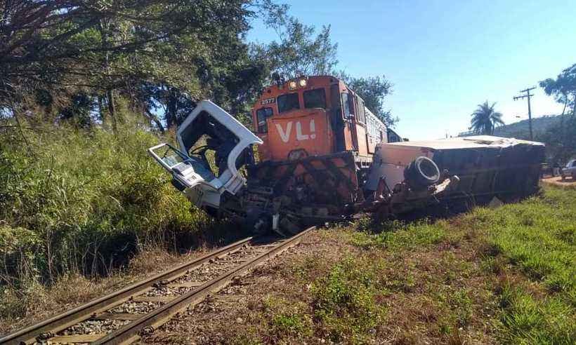 Trem arrasta caminhão por 100 metros em Sete Lagoas - Reprodução/ Redes Sociais