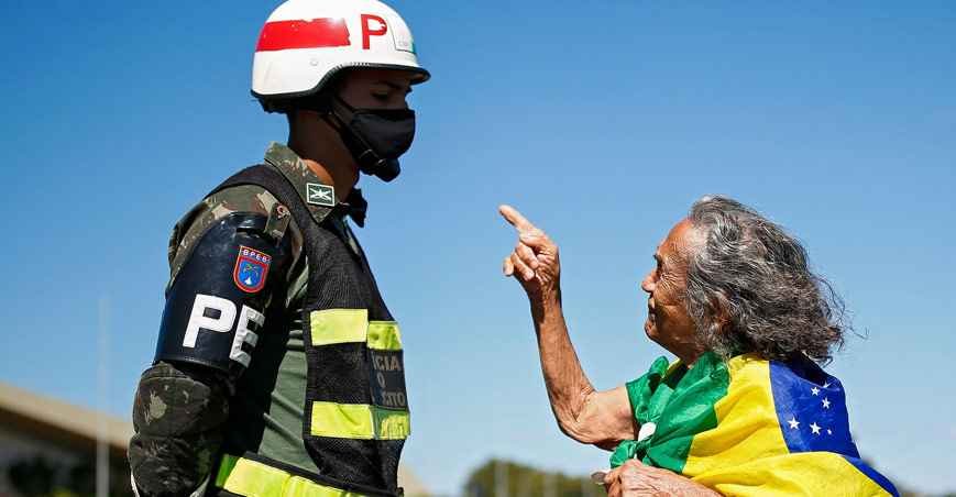 De costas para a COVID-19, insensatez alimenta a crise política - Sérgio Lima/AFP