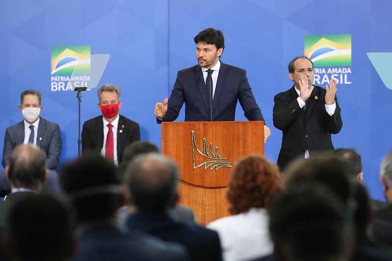 Faria toma posse pedindo trégua na guerra política para combater a pandemia - Marcos Corrêa/PR