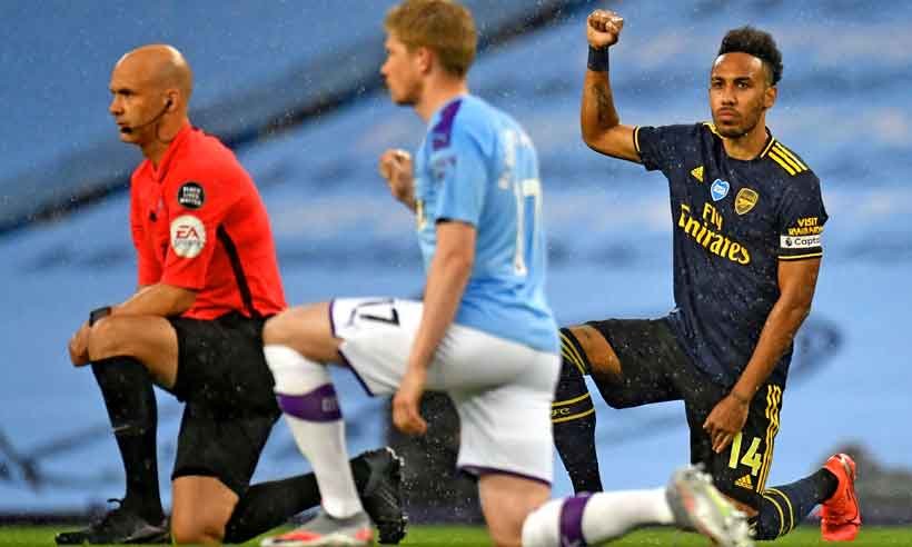 City vence Arsenal e adia título do Liverpool, em dia de protesto e homenagem - Peter Powell/AFP