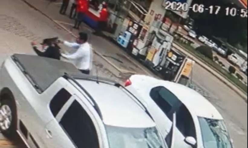 Câmera flagra agente penitenciário dando coronhada em homem em BH; veja vídeo - Reprodução/WhatsApp