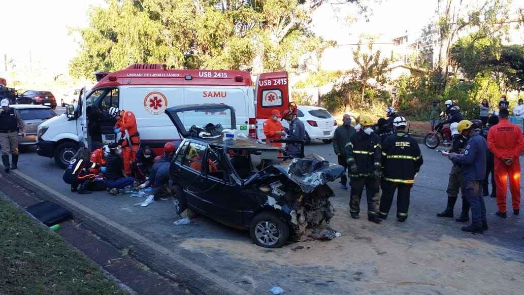 Batida envolvendo três carros deixa vítima gravemente ferida na BR-356, em BH - Edésio Ferreira/ EM  D.A.Press