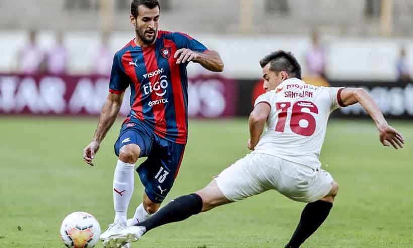  Gringo na área cruzeirense - AFP/STR %u2013 6/2/20