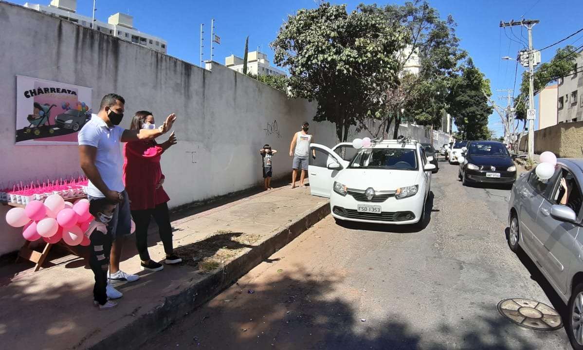 Marido faz 'chárreata de fralda' surpresa para esposa no bairro Candelária, em BH - Gladyston Rodrigues/EM/D.A. Press